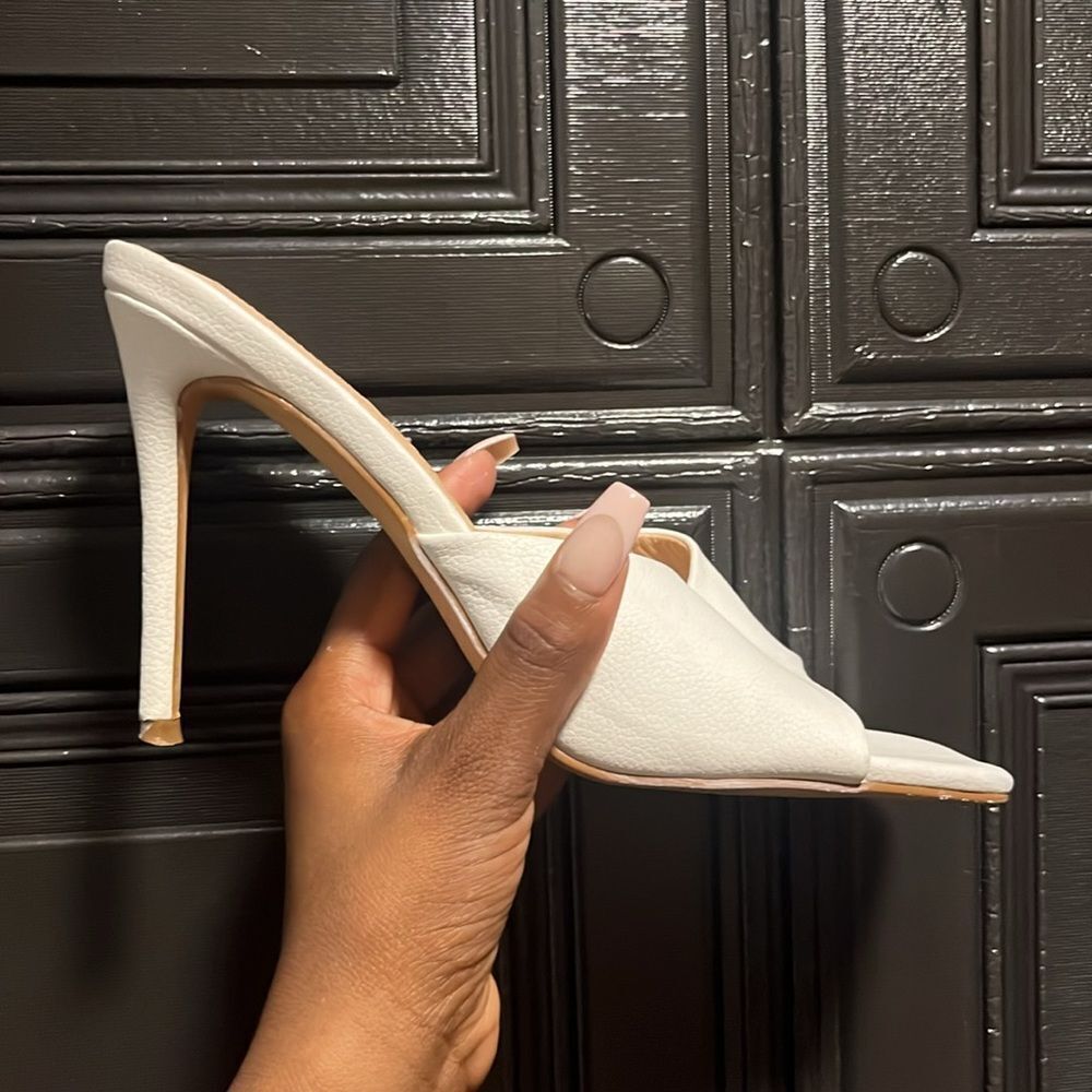 Liliana White heels
